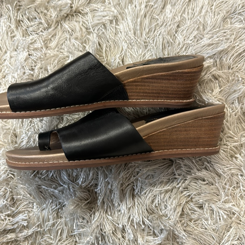 LUCCA ladies’ black leather wedge sandals. Size 8.5 - Picture 3 of 4